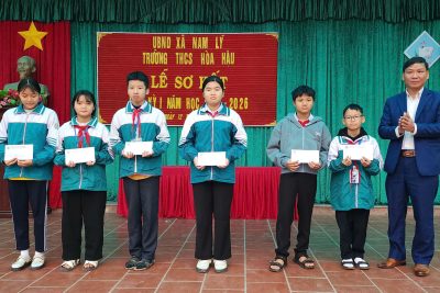 TRƯỜNG THCS HÒA HẬU TỔ CHỨC SƠ KẾT HỌC KỲ I VÀ RA QUÂN TỔNG VỆ SINH MÔI TRƯỜNG TRÊN ĐỊA BÀN